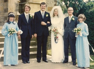 Das Brautpaar mit Trauzeugen und Brautm&auml;dchen